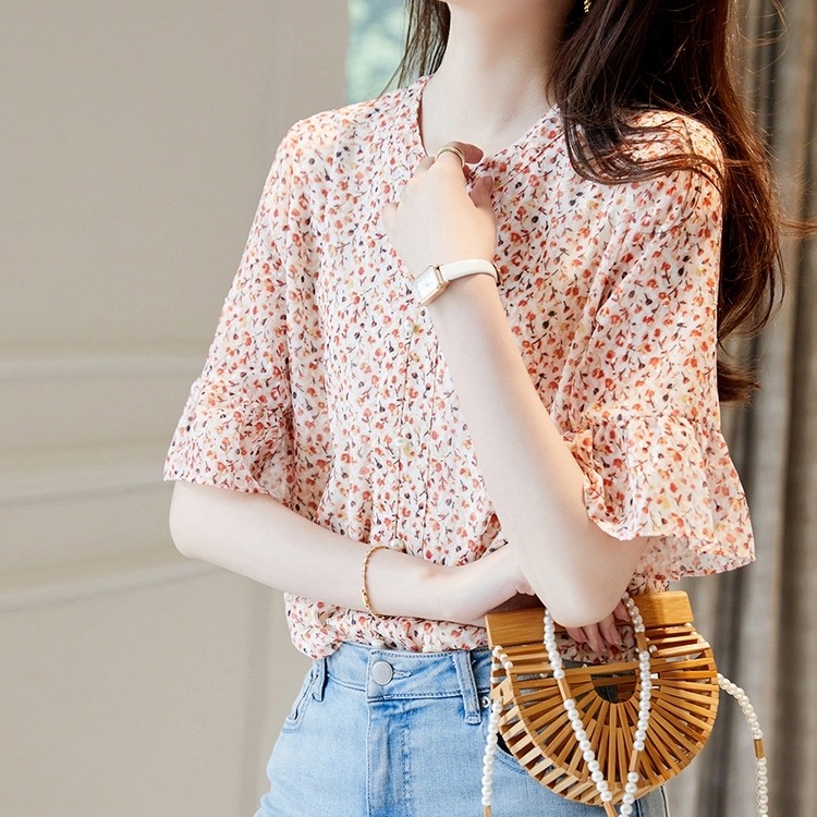 トップス ブラウス 5分袖 ラウンドネック 前開き ボタン ミディアム丈 袖フリル 可愛い かわいい 大人可愛い きれいめ シンプル 上品 レトロ おしゃれ かっこいい カジュアル こなれ感 個性的