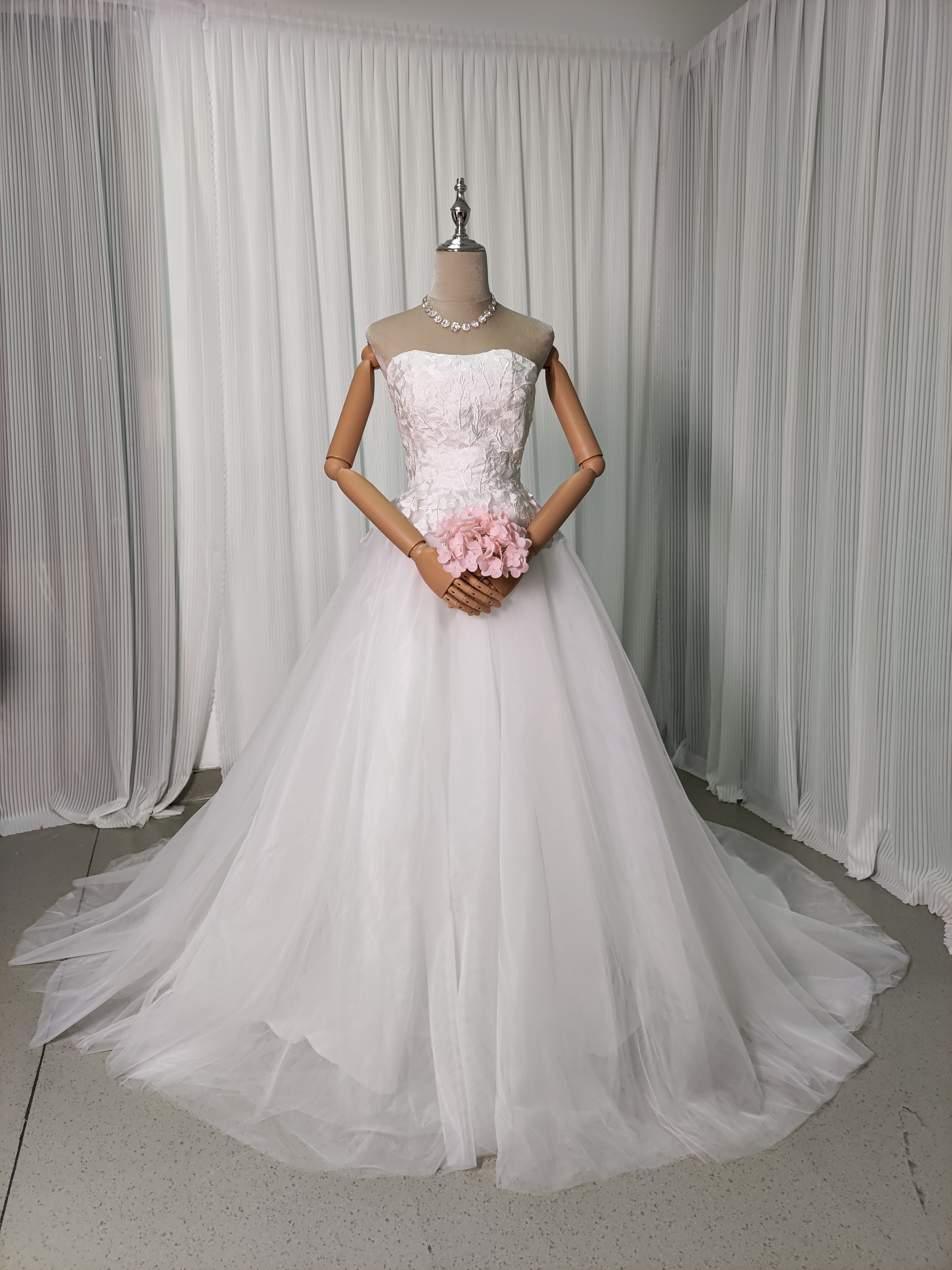 ウェディングドレス リーフ刺繍 ベアトップ Aライン 編み上げ バックリボン クラシカル 結婚式