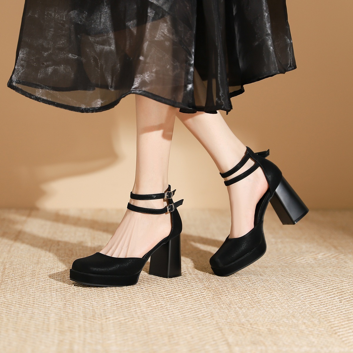 3359-22 おしゃれでセクシーなストラップ付きスクエアトゥ太ヒールシングルシューズレディース英国風黒ハイヒールワンストラップ婦人靴