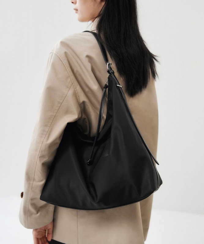 ウーマンズナイロンスラウチショルダーバッグ[ブラック]