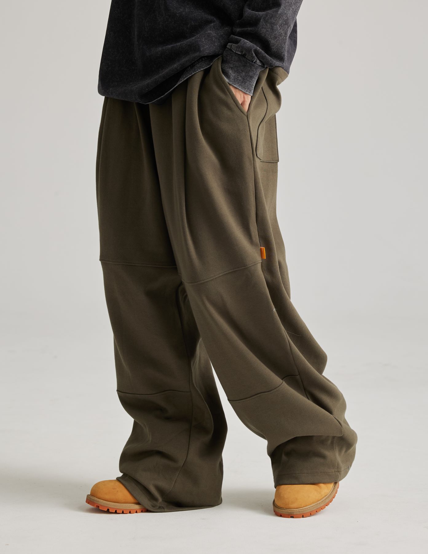 Double-knee wide-leg one-tuck training track pants khaki