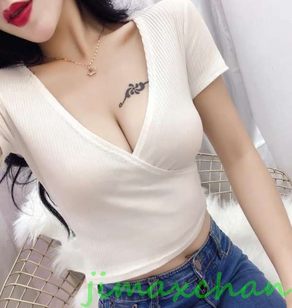 サマー　胸開き Ｔシャツ 中袖 タートルネック セーター レディースファッション タートル 胸開きタート セクシー Vネック ベアトップ ベアトップ 韓国風 胸元 解禁シャツ
