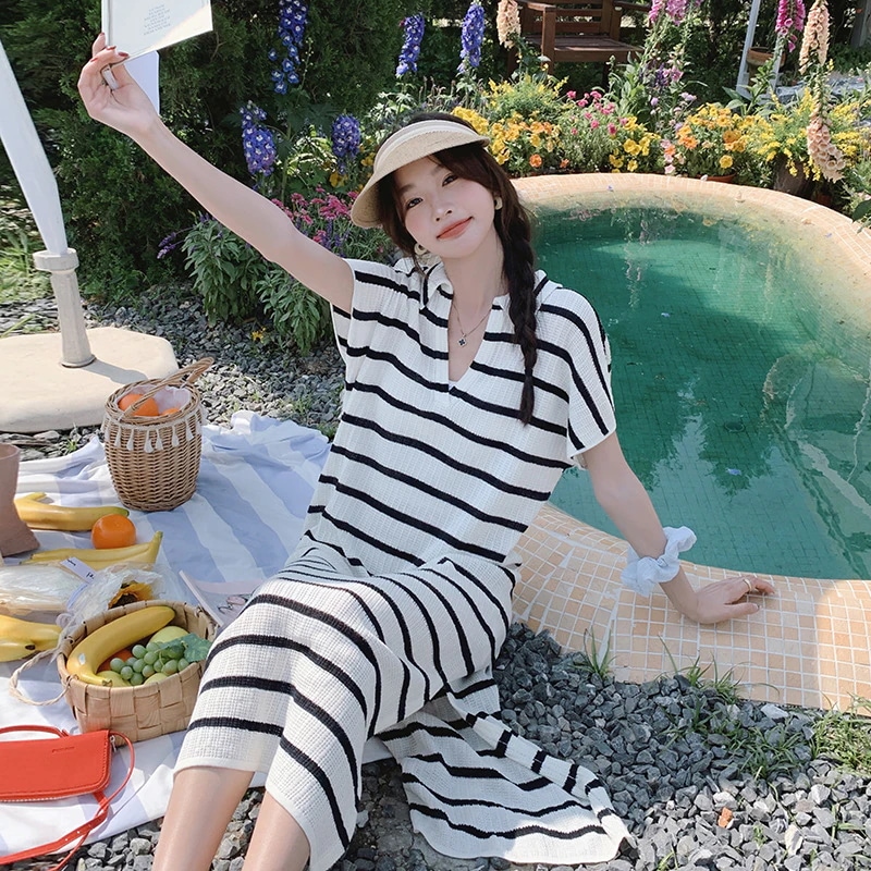 怠惰な風の韓国語版ストライプVネックワンピース女性2024夏新作薄いオープンノースリーブニットロングスカート