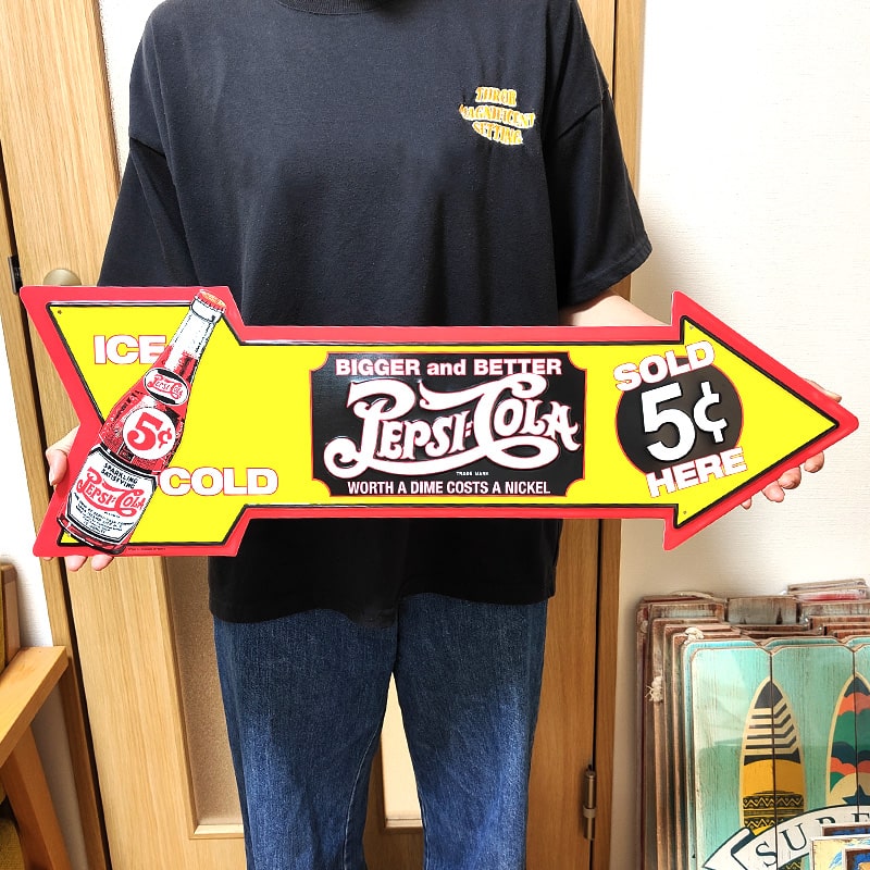 ブリキ看板 ペプシ エンボスメタルサイン PEPSI ARROW アメリカン 雑貨 コーラ ロゴ プレート おしゃれ 矢印 壁飾り かわいい レトロ アンティーク インテリア カフェ バー 店舗