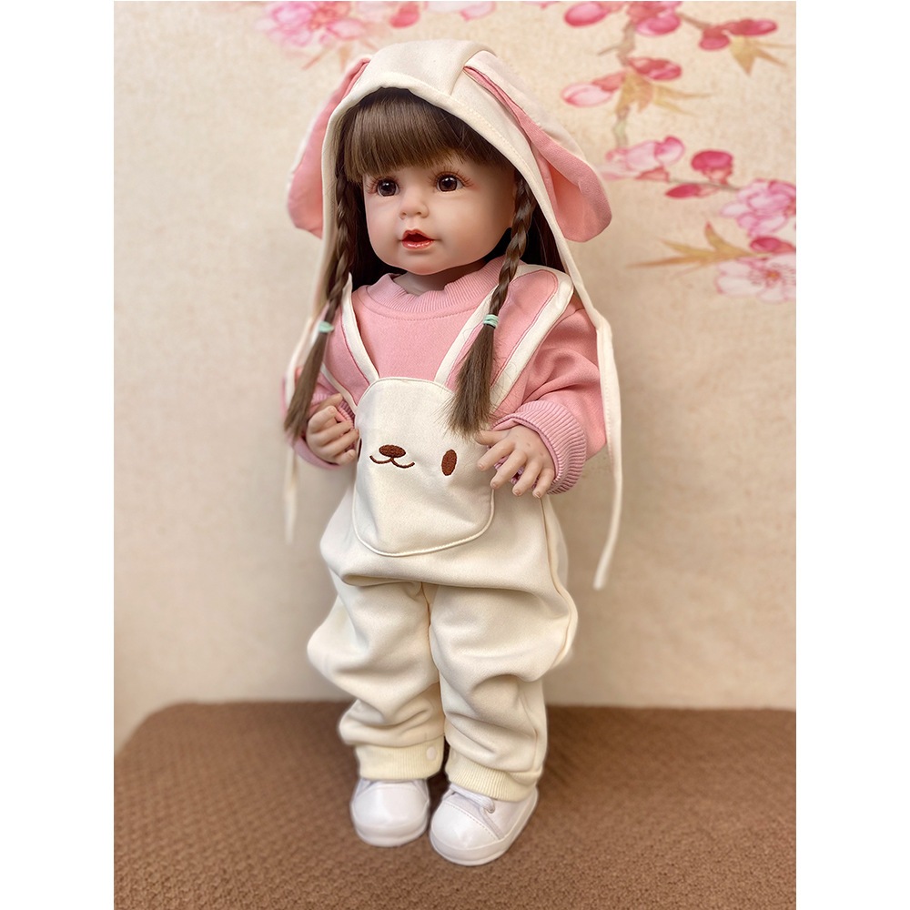 55cmのビニール製シミュレーションベビードールかわいいウサギのベビー服のおもちゃは水人形人形に生まれ変わることができます