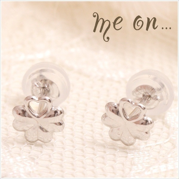 me on... K10ホワイトゴールドオープンハートがポイントの四葉のクローバーモチーフピアス