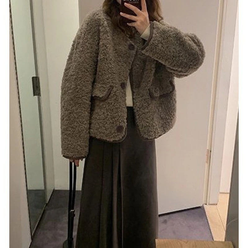 秋冬の新商品の粒の羊の小毛のコートの女性の新型の毛の厚いゆるい毛の上着のコート