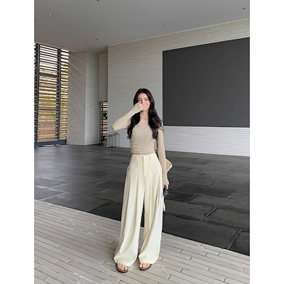 デザイン感のあるカジュアルパンツの女性は腰が高くて痩せています