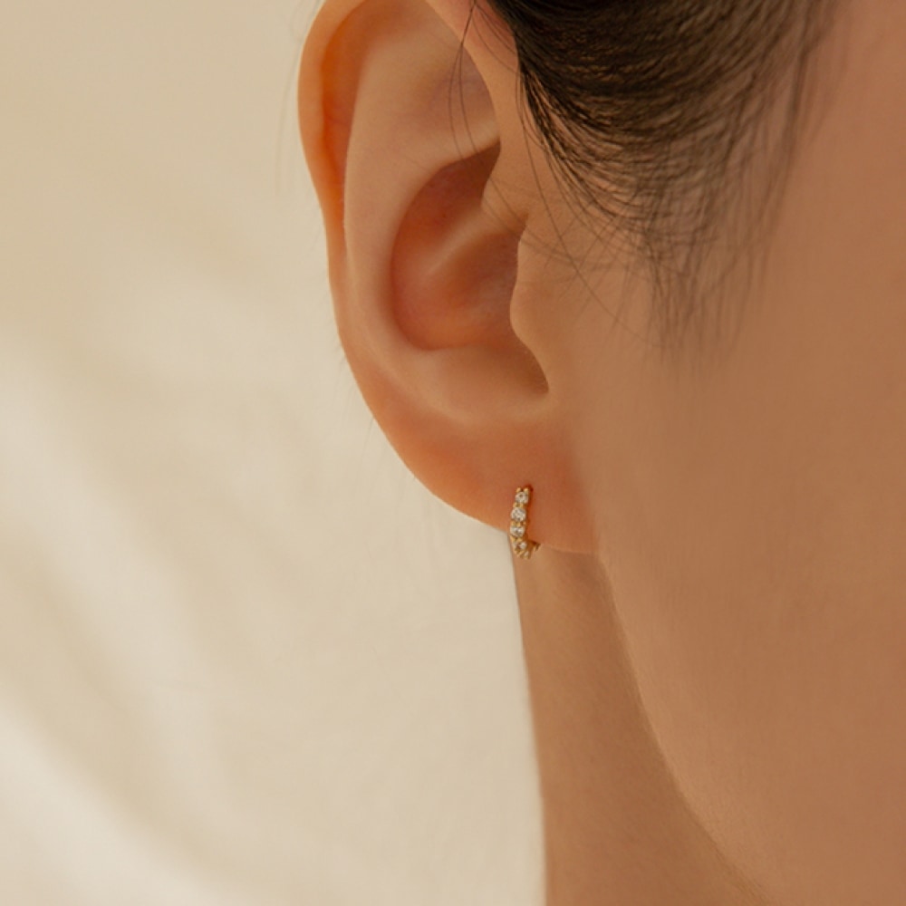 LUNNE 14k プロングキュービックワンタッチリングピアス (14k ゴールド) A07
