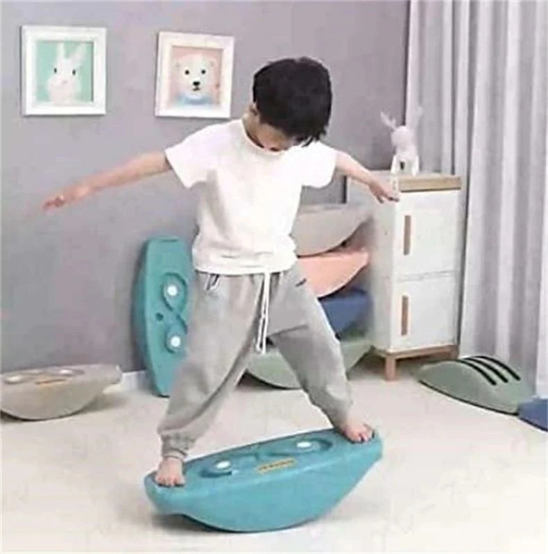 限定セールペダルなし自転車 子供用 乗用玩具 キッズバイク 子ども用自転車 キックバイク ランニングバイク 前後4輪 倒れにくく 子供用乗り物 幼児用 1歳から3歳まで対象 男の子 女の子 トレーニン