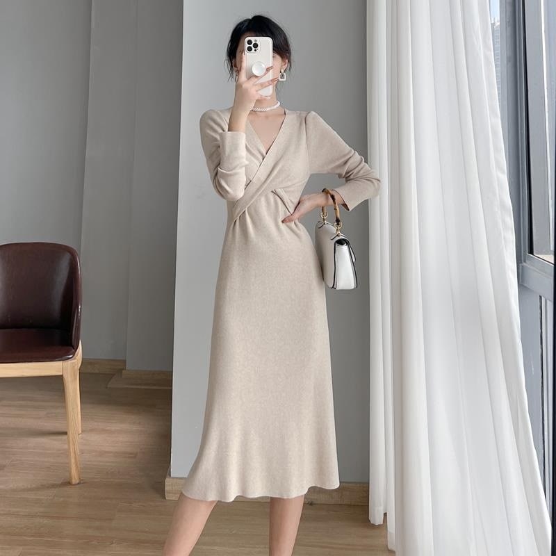 ギャザーデザインドレス Vネック ワンピース 長袖 ミドル丈 ギャザー シャーリング プルオーバー 無地 スリム 細身 韓国 レディース かわいい 可愛い 大人可愛い 大人女子 シンプル