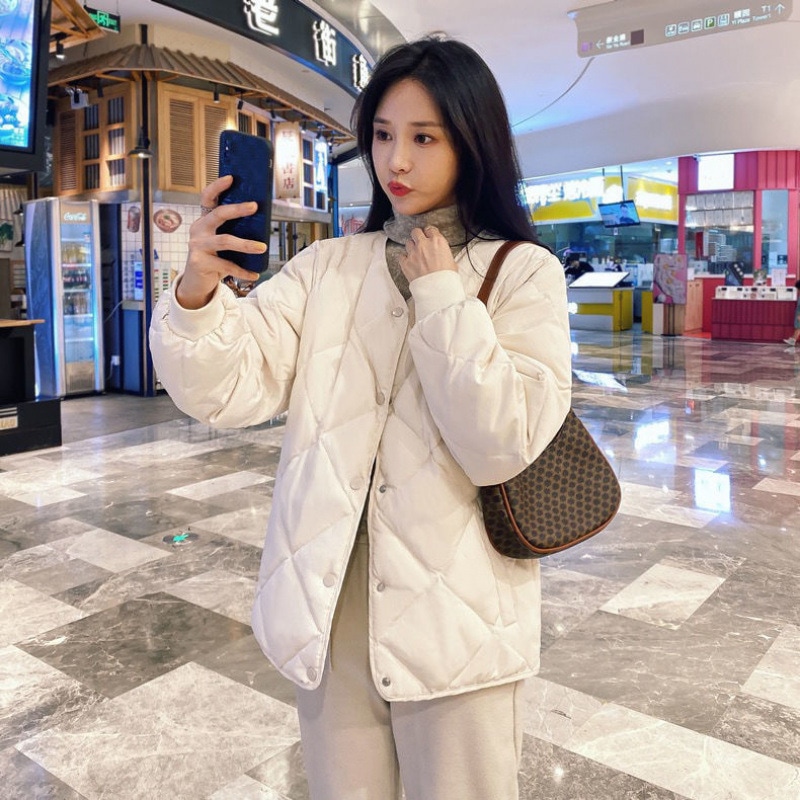 ホワイトダックダウンダイヤモンドチェック柄ダウンジャケット女性の 2024 ラウンドネックハイエンドブティック野球ユニフォームライト高級ファッションカジュアルジャケット