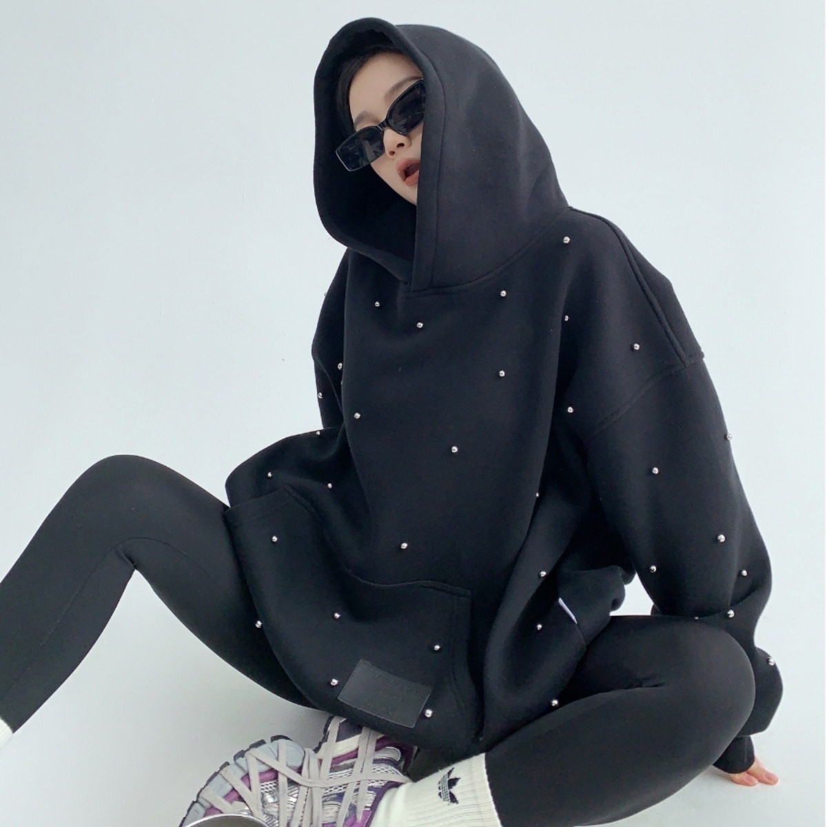 トップス パーカー フーディー 長袖 プルオーバー ミディアム丈 ビジュー かわいい 大人可愛い きれいめ シンプル 上品 おしゃれ かっこいい カジュアル こなれ感 個性的 主役級 ルーズ 存在感