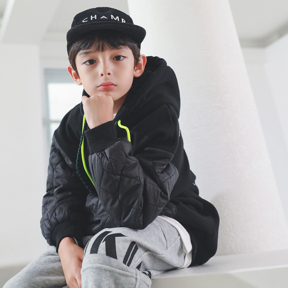 柔らかい起毛裏地にふわふわしたキルティング袖配色で暖かく着用できるマンツーマンTシャツ