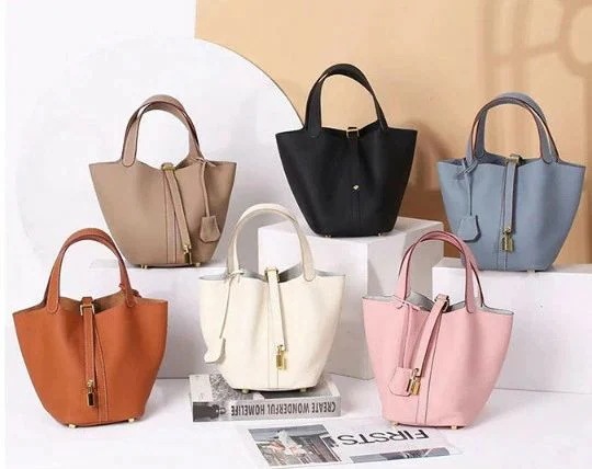 超目玉 バッグインバッグ キューブバッグ 本革 バッグ バッグピロー キューブ バッグ レザー ハンドバッグ レディースバッグ 通勤 キューブ バッグ 鞄 レディース バッグ 小さめ 底鋲付 カジ