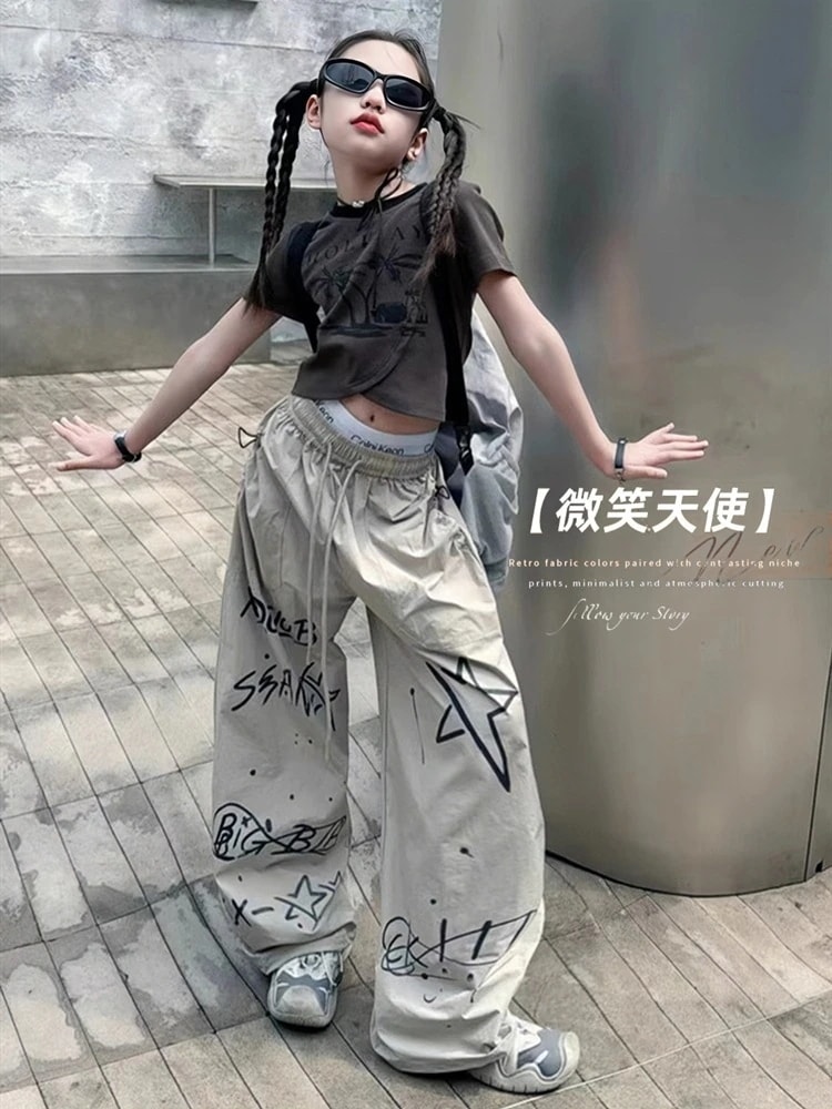 女の子のクールな格好のスーツ2025新型の夏の女の子の不規則な半袖のtシャツの子供のストレートなズボンの揚げ物の2つのセット