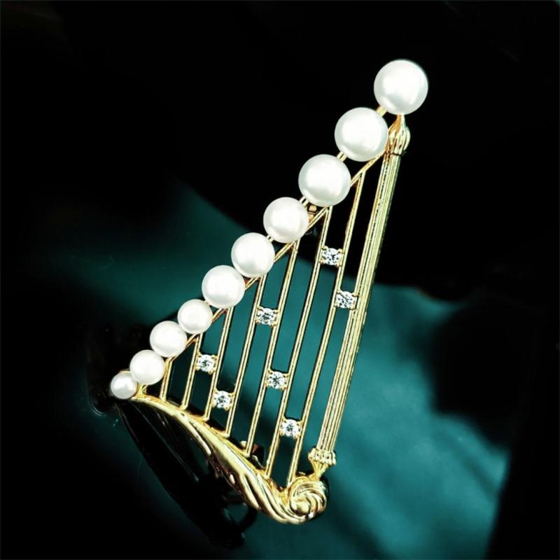 竪琴 ブローチ レディース おしゃれ フェミニン 楽器 スーツ アクセサリー 高級感 女性用 パール ハープ クラシック エレガント ピン 文学的 芸術的 ジュエリーギフト