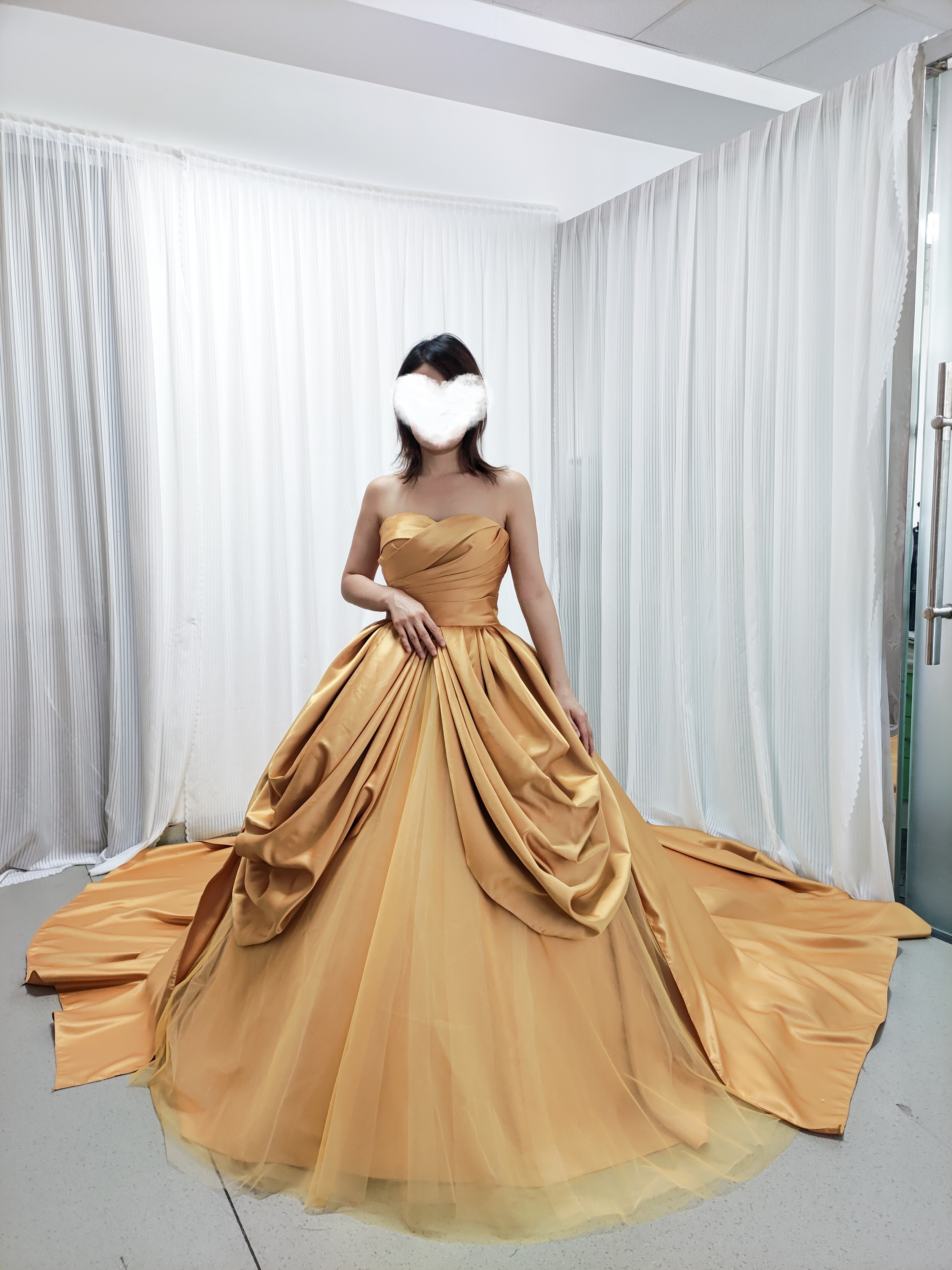 豪華！カラードレス イエロー ベアトップ 光沢サテン プリンセスライン デザイン感 編み上げ