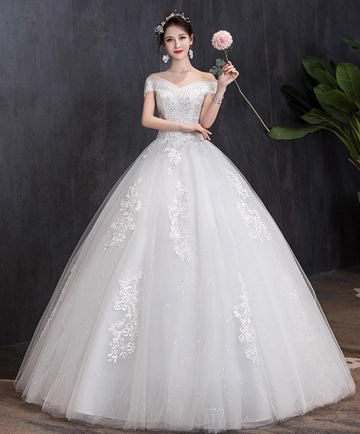 ロング ウェディングドレス 花嫁 結婚式 披露宴 フォマール ウエディングドレス オフショルダー Aライン ロング フリルドレス 二次会 前撮り 挙式 きらきらのビーズ 花柄レース 可愛い ドレス ベ
