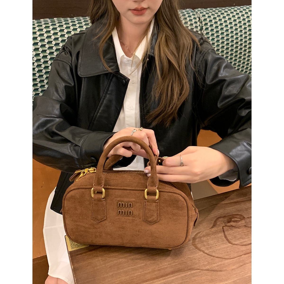 レトロレザージャケット2024秋の気質多用途スリムなデザイン女性用ショートジャケット