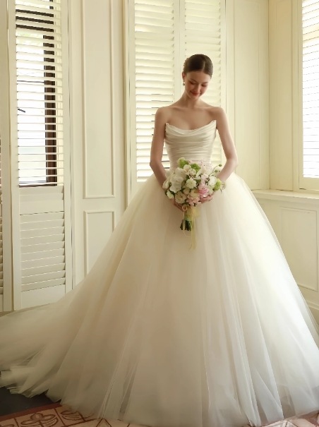 エレガント ウエディングドレス ベアトップ プリンセスライン 結婚式