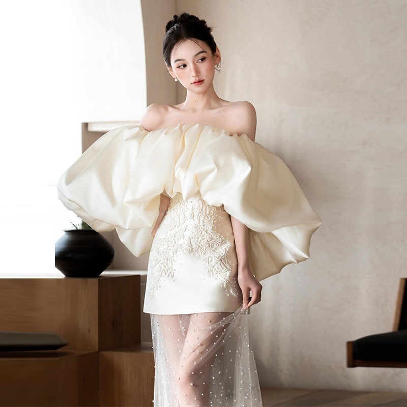 フランスの肩の軽いウェディングドレスの新型の小さい子の新婦のサテンの顔は糸の小さい人の短い金の婚約のドレスのスカートを出ます