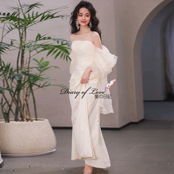 大人フェミニンなライトドレス シンプルながらも印象的な姿を演出します