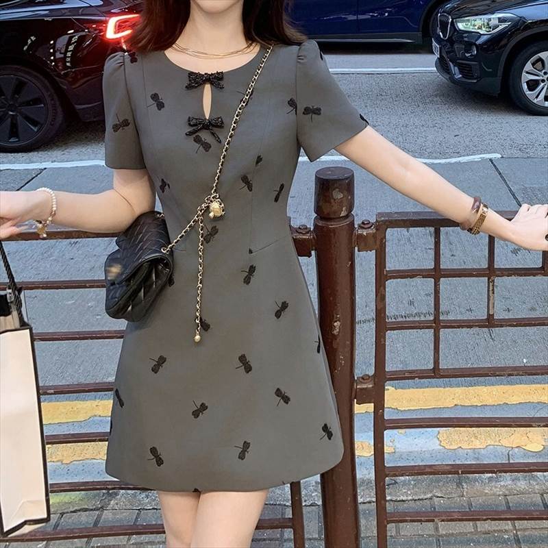 レディース ワンピース ドレス ショート 半袖 ラウンドネック Aライン 刺繍 リボン ハイウエスト 大人可愛い きれいめ 上品 おしゃれ かっこいい ラフ ガーリー クール エレガント 存在感 フォ