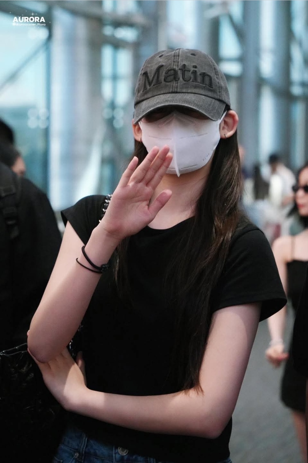 BABYMONSTER RORA 着用 MATIN LOGO WASHED BALL CAP IN BLACK