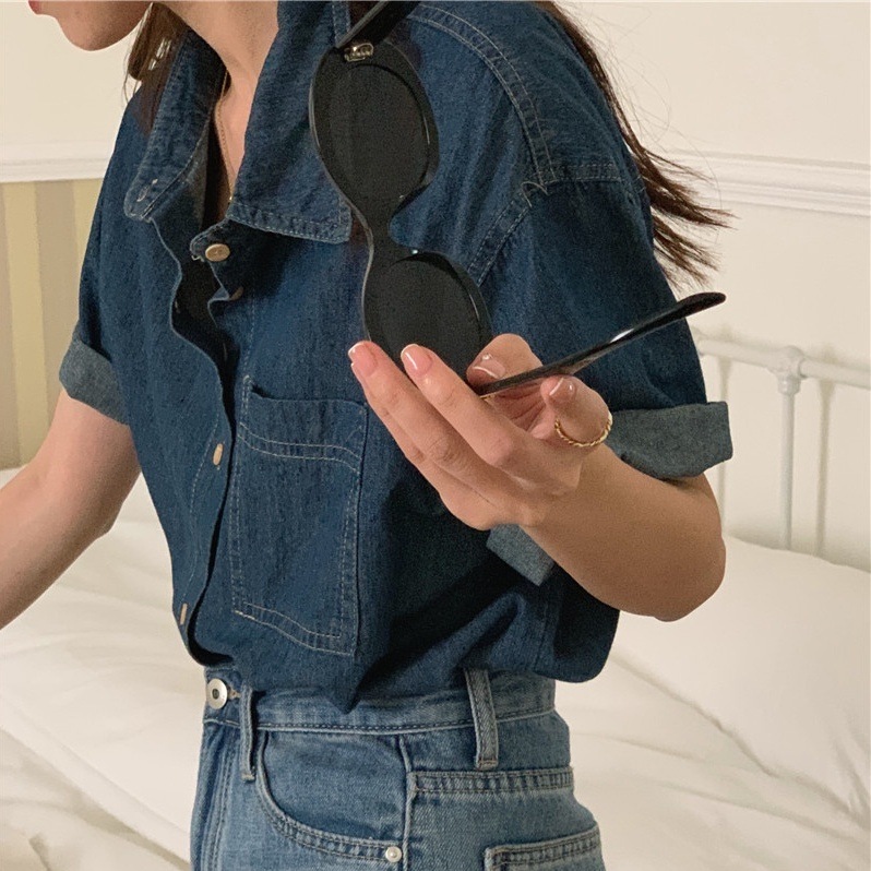 トップス シャツ デニムシャツ 半袖 襟付き 前開き ボタン 胸ポケット ミディアム丈 デニム かわいい 大人可愛い きれいめ シンプル 上品 おしゃれ かっこいい カジュアル レトロ ラフ ルーズ