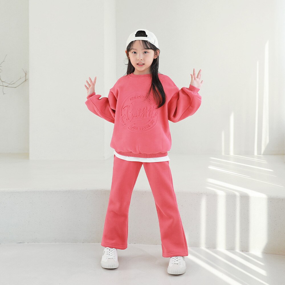 エンボレタリングできれいにポイントを与えた上着とブーツカットで足が長く見える下の構成の上下セット