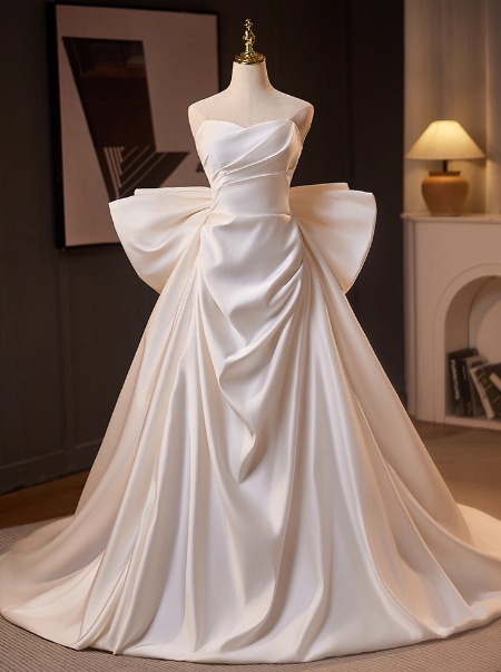 ウエディングドレス ベアトップ 豪華なバックリボン 細見えシルエット 披露宴