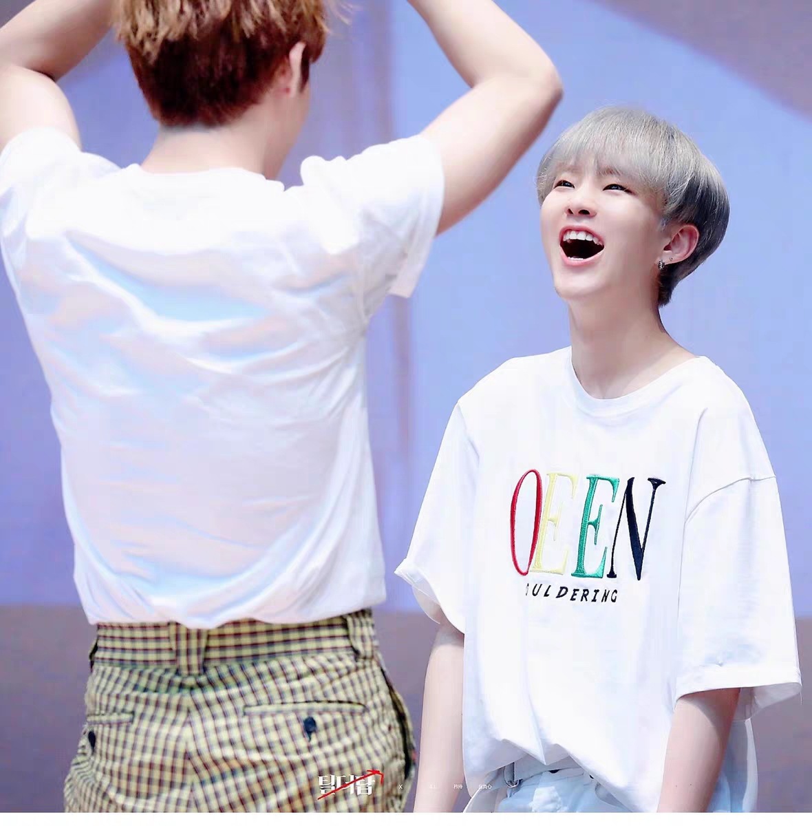 【期間限定 】 seventeen クォンスンヨン カラフルレタープリント コットン 半袖 Tシャツ 服 夏2枚購入でカード1パスケース