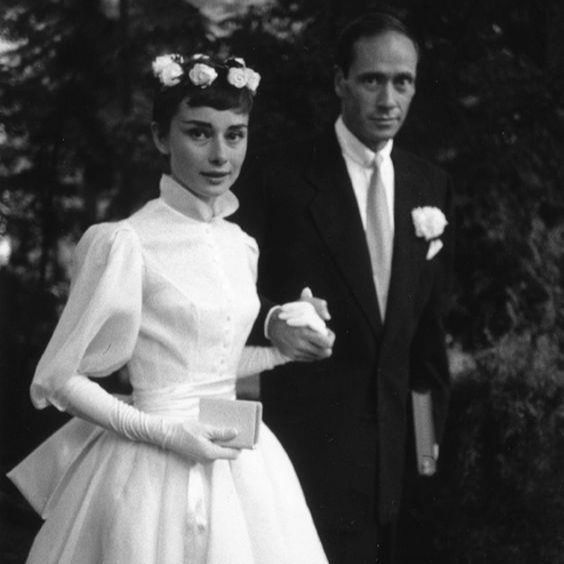 レトロな長袖の小さい背の軽いウェディングドレスの新型の旅行は写真の中の長い年会のヘップンタキシードを撮ります