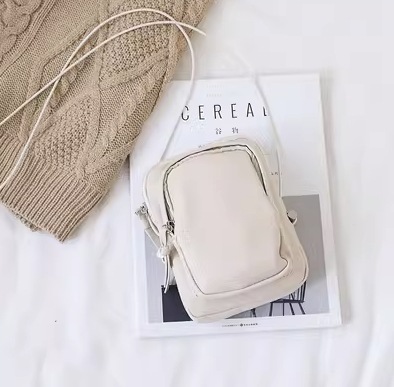 バッグ カバン かばん 鞄 レディースバッグ ショルダーバッグ 斜め掛けバッグ 肩掛けバック 収納 便利 コンパクト 薄型 スリム 使いやすい 仕切り スクエア型 レザー PU かわいい 大人可愛い