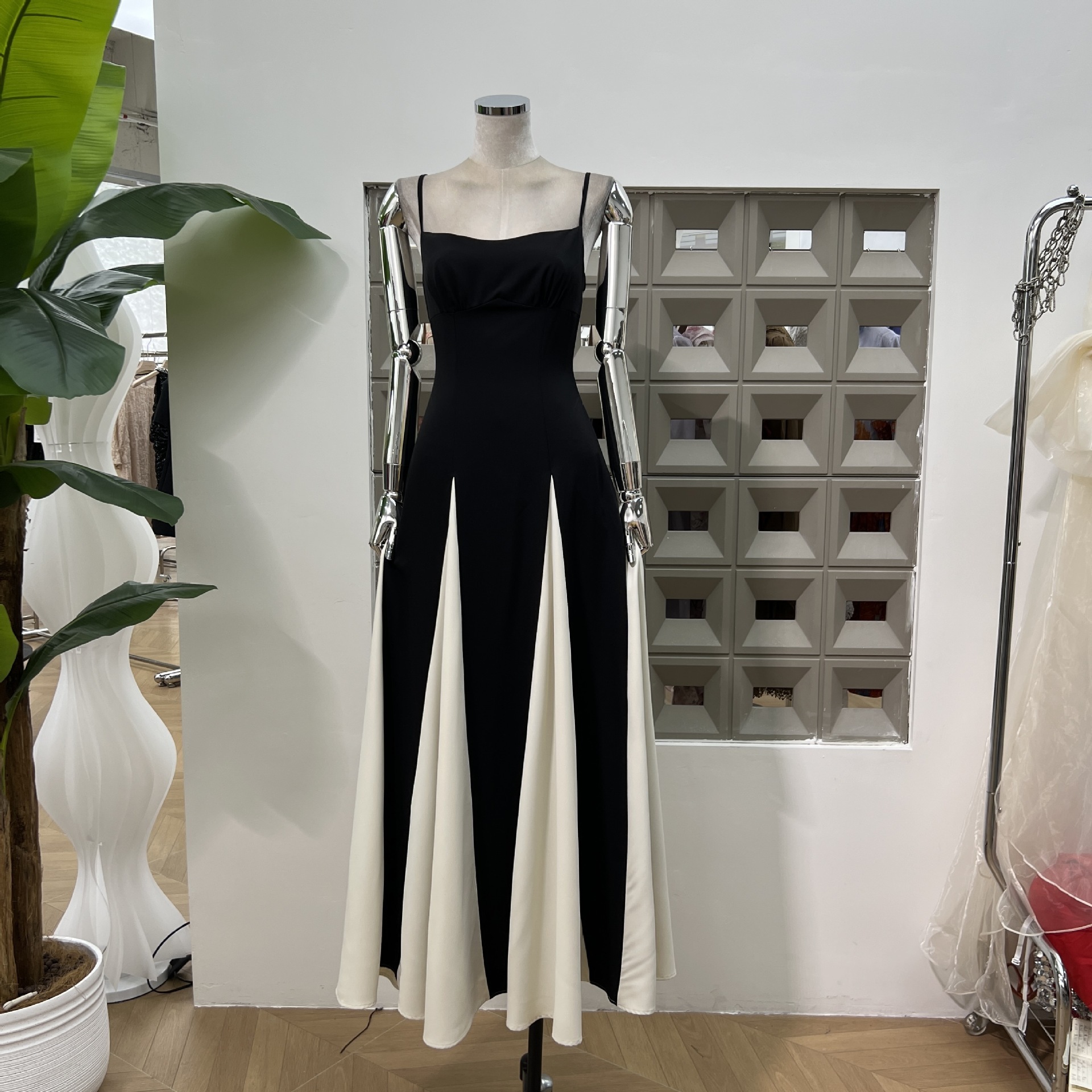 色にぶつかったデザインのストラップをつなぎ合わせて高級ワンピースの女神の露背ドレスのロングスカート秋夏