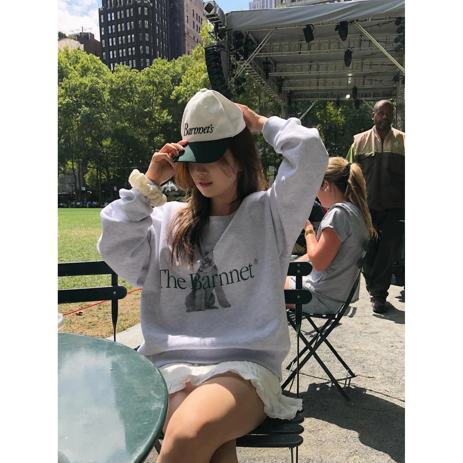 今2024年秋の韓国人デザイナーba Naijiaのユニセックスドッグレタープリントスウェットシャツ