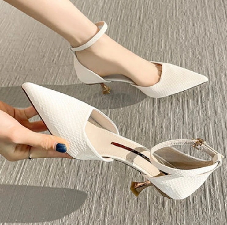 シューズ　レディース パンプス ローヒール きれいめ 上品 シンプル ストラップ エレガント 楽ちん ポインテッドトゥ パーティー イベント　結婚式 春 夏 ホワイト　グリーン ブラック 韓国