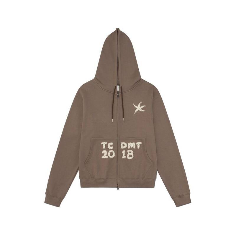 THE COLDEST MOMENT TCMロゴアップリケ付きフード付きジップアップ（ブラウン） 26022341 411701