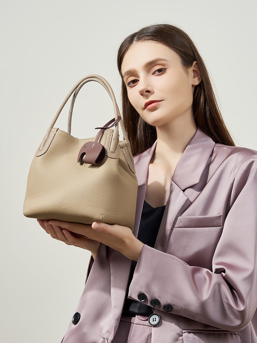 キルティングバッグ新作 本革 防水 大容量 リュック ミニバッグ 気質 トートバック ショルダーバッグ 肩掛け 水筒ポーチ 百掛け バックパック高級感 質感 気質 ショルダーバッグOL通勤 斜め掛け