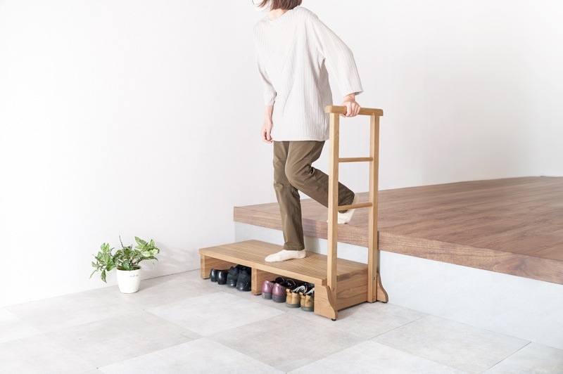 玄関台 踏み台 手すり付き 木製 ステップ 頑丈 安心安全 踏台 階段 ブラウン 介護 バリアフリー 滑り止め 幅97cm 踏み台高さ17cm 18,597円