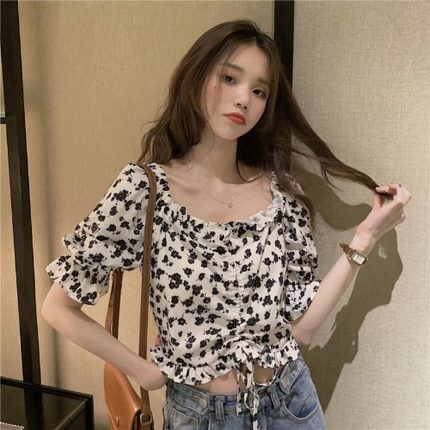 花柄ブラウス トップス ブラウス ショート ショート丈 袖あり 半袖 パフスリーブ スクエアネック フリル リボン かわいい 大人可愛い きれいめ シンプル カジュアル 大人 上品 おしゃれ お洒落