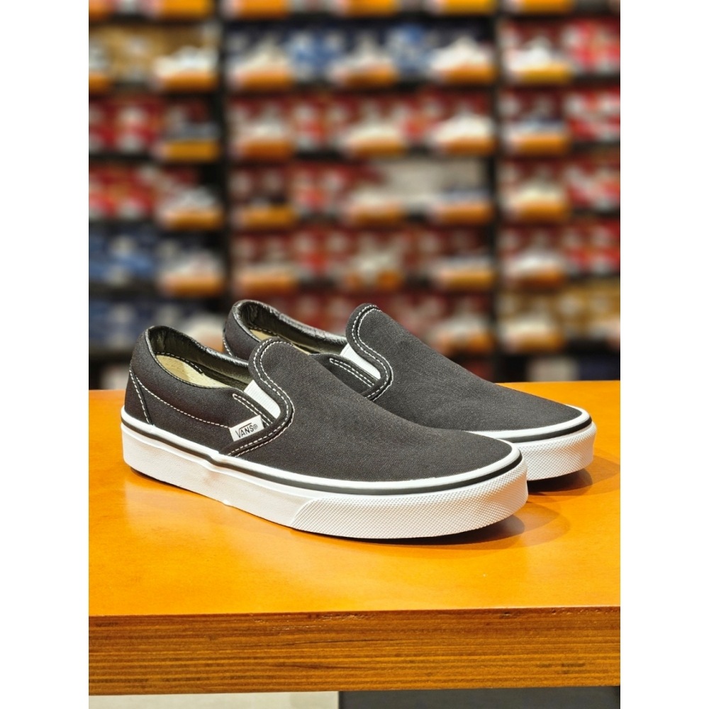 バンズユニセックスクラシックスリッポンブラック (VN000EYEBLK) スニーカー