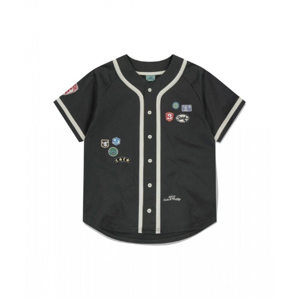 SUNLOVE Wappen Baseball Shirt Charcoalモデル