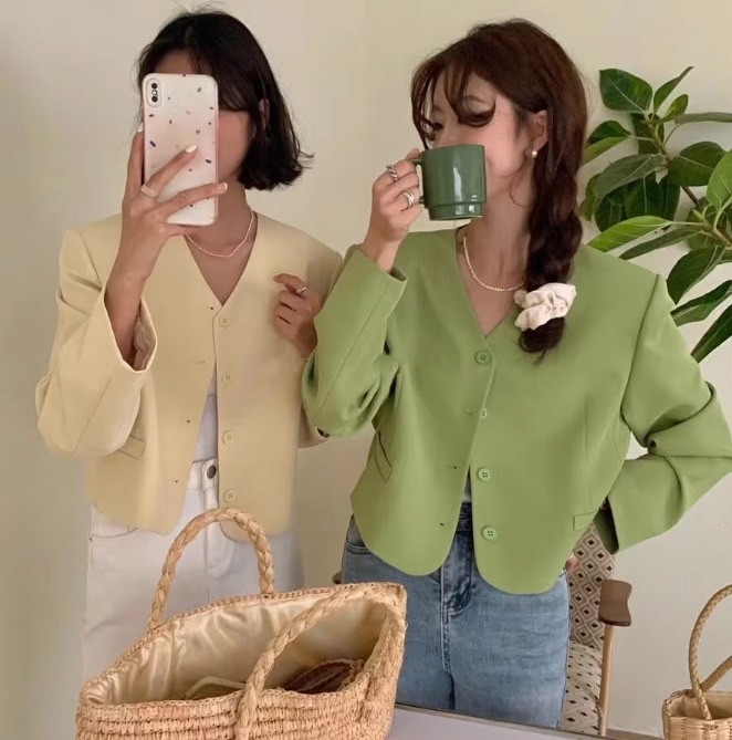 トップス レディース ジャケット 長袖 ショート Vネック 襟なし ノーカラー ストレート インスタ映え SNS 映え 高見え 格上げ 定番 コーディネート スタイル 無地 色展開 カラバリあり ブラ