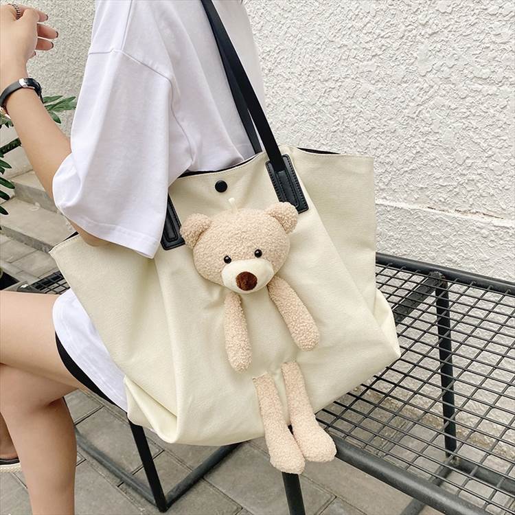 ショルダーバッグ くま キャンバス レディース 肩掛け ポーチ付き セット スクエア型 大容量 ぬいぐるみ かわいい カジュアル 存在感 こなれ感 無地 黒 白 黄色 オールシーズン 大人可愛い 韓国 4,752円