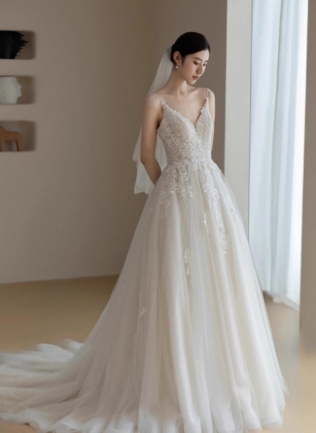 ウェディングドレス Vネック キャミソール キラキラ光る刺繍 チュールスカート 前撮り