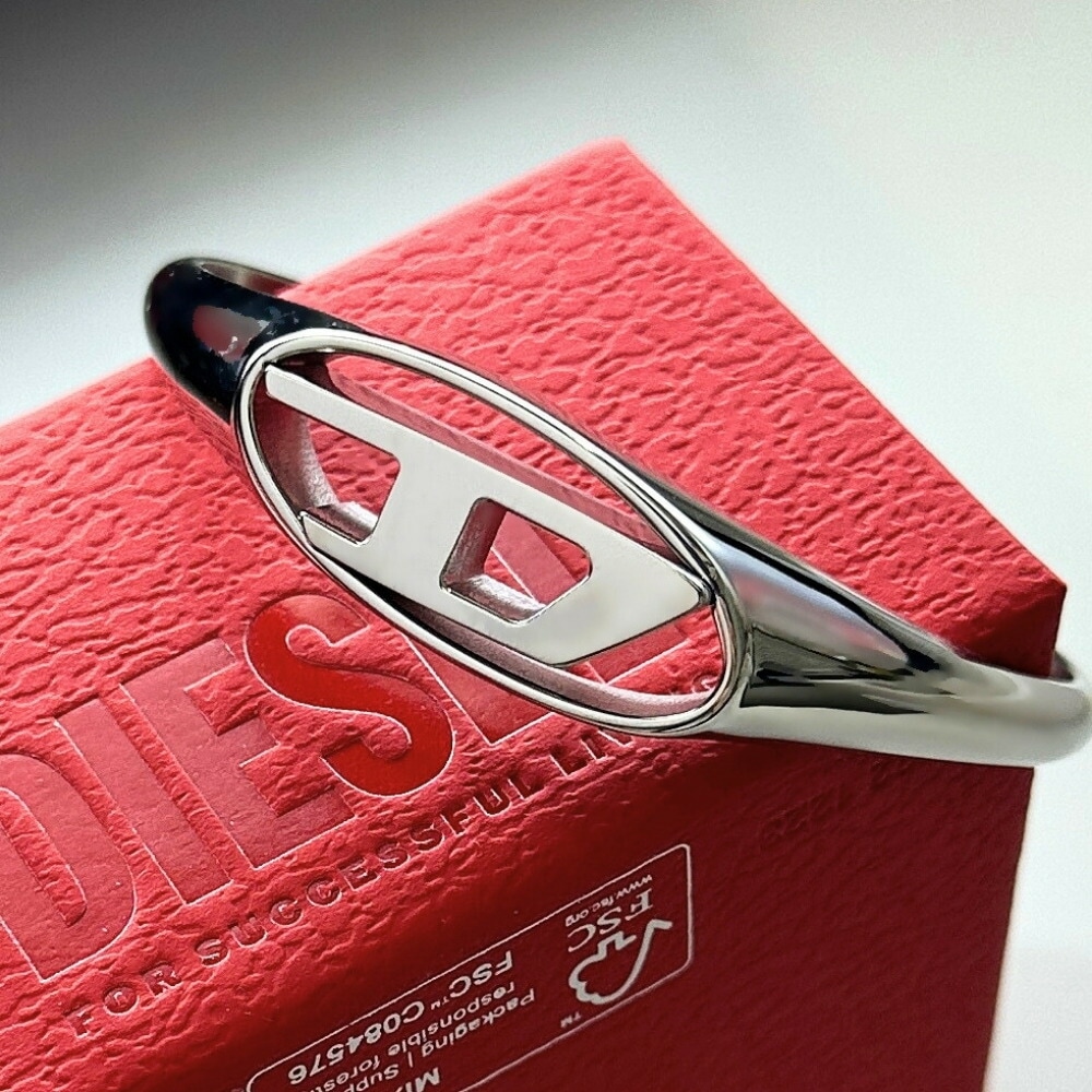 ディーゼル DIESEL バングル ブレスレット メンズ ステンレス おしゃれ かっこいい 大人 シルバー ロゴカットアウト カフブレスレット ブランド アクセサリー ギフト DX1597040 クリ