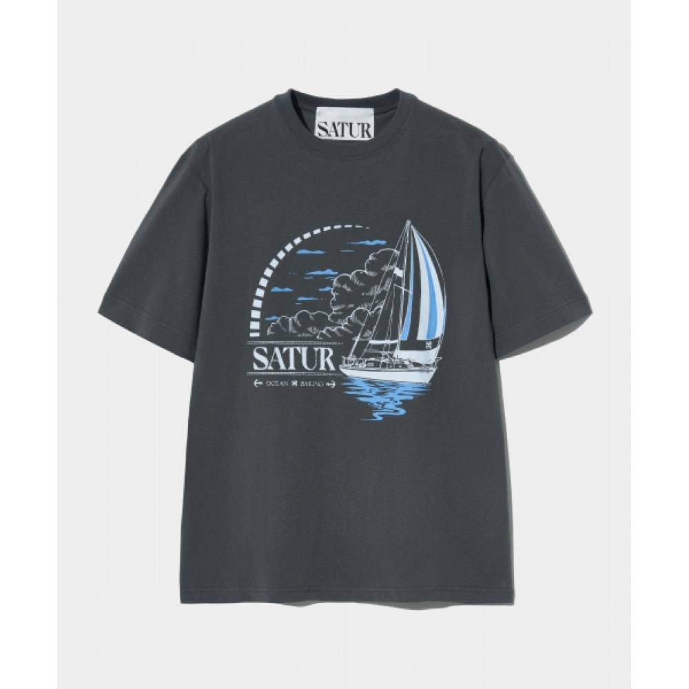 SATUR セーリンググラフィックショートスリーブ T シャツリゾートチャコール 10,701円