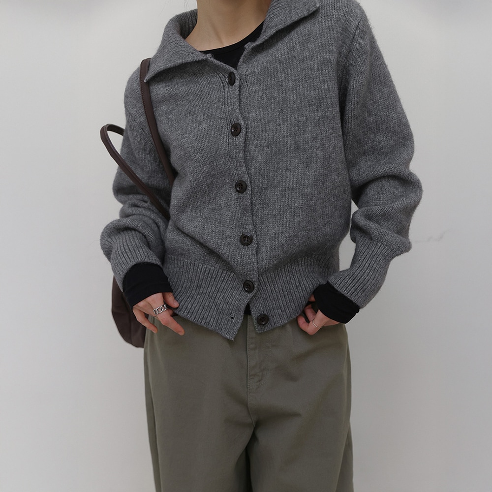 オベディバクシーカラーボタンニットカーディガン